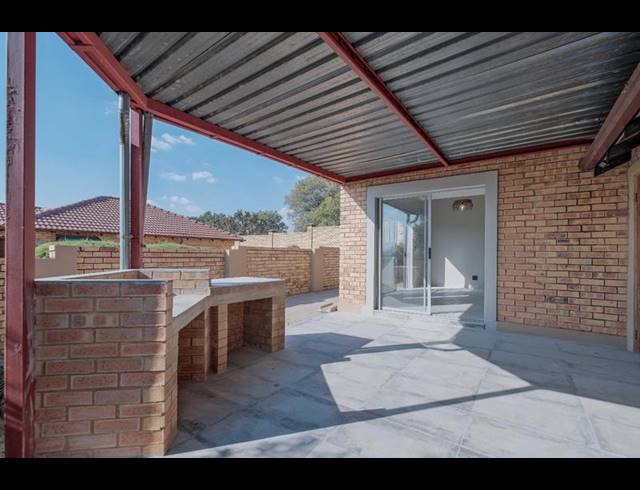 3 BEDROOM TOWNHOUSE FOR SALE IN AMBERFIELD MANOR